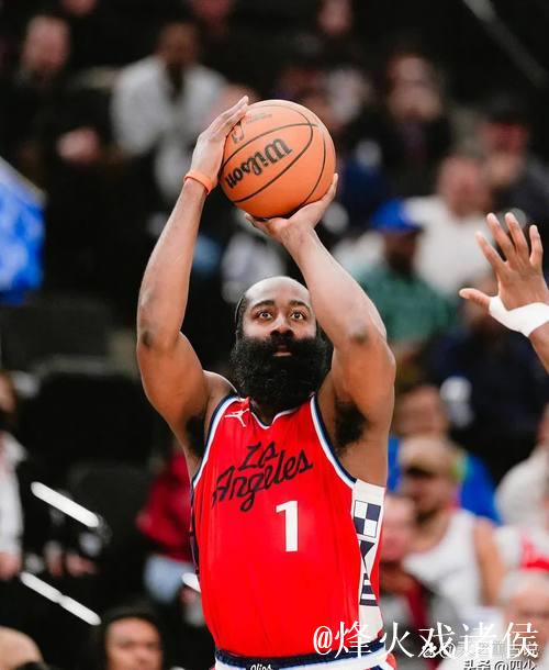 次节4分钟时哈登追身三分得手，完成本场首个运动战进球